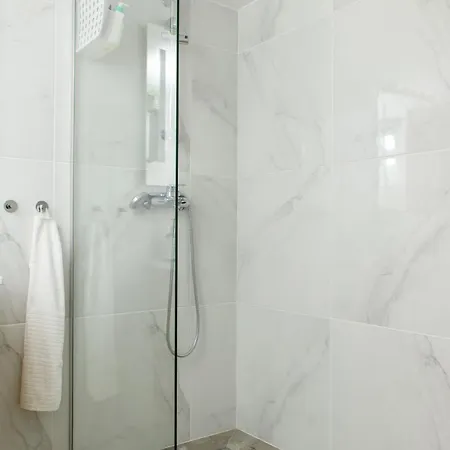 Bright 2br By Pedieos Park, Near Old Town דירה *