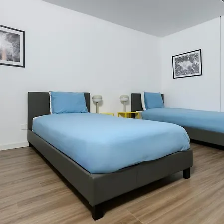 Bright 2br By Pedieos Park, Near Old Town Apartman