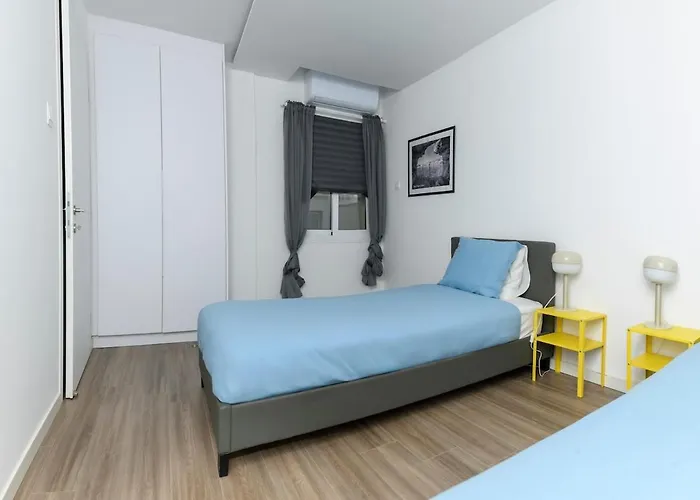 Bright 2br By Pedieos Park, Near Old Town Apartman *