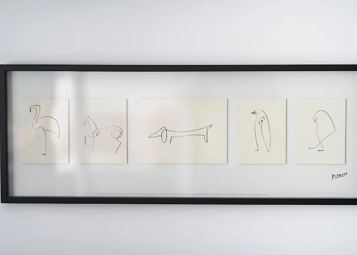 Bright 2br By Pedieos Park, Near Old Town Apartman