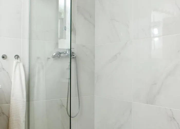 Bright 2br By Pedieos Park, Near Old Town Apartman *