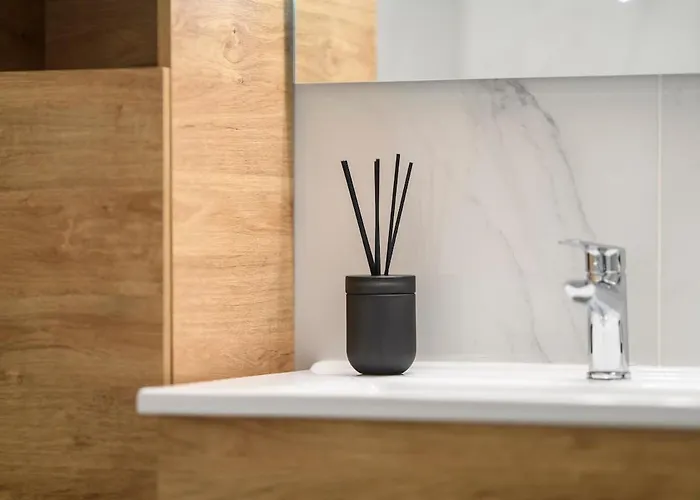 Bright 2br By Pedieos Park, Near Old Town